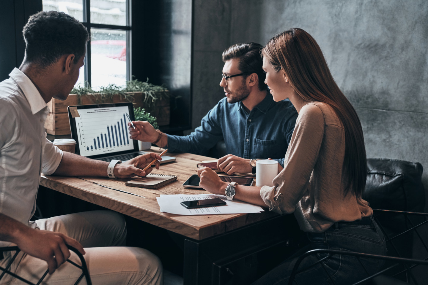 Groupe de travail analysant un graphique